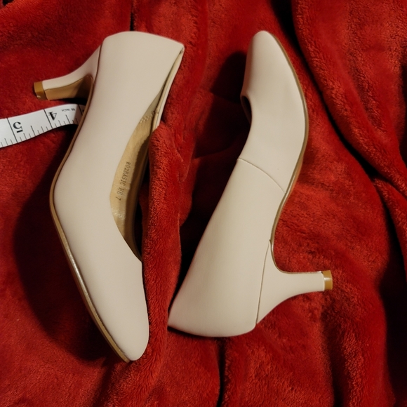 NWOB CLASSIC NUDE KITTEN LOW HEEL ROUND TOE MUST HAVE SHOE SIZE 7 - Picture 13 of 15